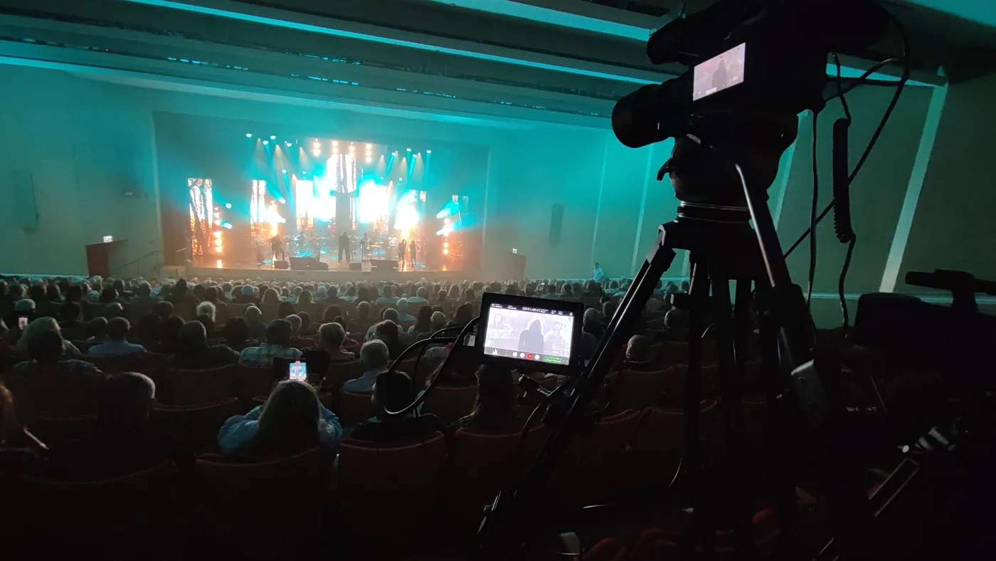 צילום הופעה רב־מצלמתי עם מצלמה מקצועית מול במה